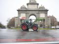 Un tractor a su entrada a la ciudad por Puerta de Toledo, a 11 de febrero de 2026, en Madrid (España). Convocados por Unión de Uniones de Agricultores y Ganaderos y la Unión Nacional de Asociaciones del Sector Primario Independientes (Unaspi) a nivel nacional, la marcha uqe ha reunido a más de 500 tractores ha cortado el tráfico en algunas de las principales arterias de la capital y vías de entrada a la ciudad.

Jesús Hellín / Europa Press
11/2/2026
