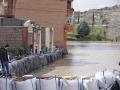 Vecinos de la localidad vallisoletana de Viana de Cega observan el desbordamiento del rio Cega este mediodía