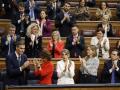 Los ministros aplauden a Sánchez en el Pleno del pasado miércoles en el Congreso