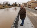 Un hombre observa la crecida del río en San Esteban de Gormaz, Soria, este domingo