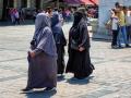 Mujeres desconocidas vestidas con hiyab en una de las calles centrales de Estambul
