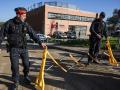 Agentes de los Mossos, en los alrededores del laboratorio IRTA-CReSA, en Collserola
