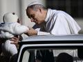 El Papa bendice a un bebé antes de comenzar la audiencia general
