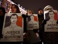 Varias personas exigen justicia con la imagen de Quentin Deranque, asesinado en París