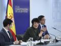 La portavoz del Gobierno, Elma Saiz, flanqueada por los ministros Pablo Bustinduy y Óscar López