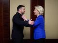 Saludo entre la presidenta de la Comisión Europea, Ursula Von der Leyen, y el presidente de Ucrania, Volodimir Zelenski