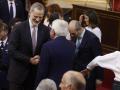 El Rey conversa con Felipe González este miércoles en el Senado
