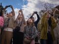 Turistas sacando fotos a la Sagrada Familia, en Barcelona, en una imagen de archivo