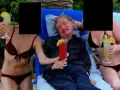 Stephen Hawking posa junto a dos mujeres en bikini en la isla caribeña de Saint Thomas