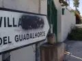 Señal que indica la entrada a la pedanía malagueña de Villafranco del Guadalhorce, perteneciente a la localidad de Alhaurín el Grande, con parte del nombre tachado