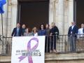 Lazo morado en la fachada del Ayuntamiento de Toledo