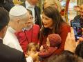 El pequeño León, en brazos de su madre, agarra la mano del Papa León