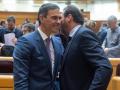 El presidente del Gobierno, Pedro Sánchez (i), y el ministro de Transportes y Movilidad Sostenible, Óscar Puente