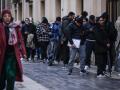 Decenas de inmigrantes hacen cola en el Ayuntamiento de Valencia por la regularización masiva del Gobierno