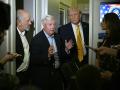 El senador republicano Lindsey Graham (Centro), junto al presidente de EE.UU. Donald Trump