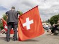 Un hombre con una bandera de Suiza.