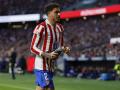 MADRID, 07/03/2026.- El defensa del Atlético de Madrid José Giménez retira un paloma del terreno de juego, durante el partido de la jornada 27 de LaLiga que disputan Atlético de Madrid y Real Sociedad este sábado en el estadio Metropolitano de Madrid. EFE/Mariscal