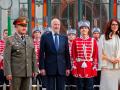 El príncipe Simeón junto a su abuelo el rey Simeón II durante los actos en Elin Pelin