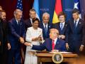 AME1495. MIAMI (ESTADOS UNIDOS), 07/03/2026.- Fotografía cedida por la Presidencia de República Dominicana que muestra a su mandatario Luis Abinader (2-i), saludando al presidente de Estados Unidos, Donald Trump, este sábado, en Miami (EE.UU.). Trump anunció una nueva "coalición militar" en Latinoamérica contra los carteles del narcotráfico, durante la cumbre 'Escudo de las Américas' con líderes de derecha de la región, a quienes dijo que necesita su "ayuda". EFE/ Presidencia de República Dominicana /SOLO USO EDITORIAL/NO VENTAS/SOLO DISPONIBLE PARA ILUSTRAR LA NOTICIA QUE ACOMPAÑA (CRÉDITO OBLIGATORIO)