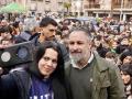 El presidente de Vox, Santiago Abascal, se fotografía con una simpatizante en el acto público en Medina del Campo (Valladolid)