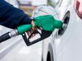 Una persona echando gasolina en su coche