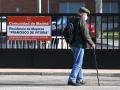Un señor mayor pasea frente a la residencia de Francisco de Vitoria, a 13 de marzo de 2023, en Alcalá de Henares, Madrid (España)