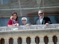 Imagen de María José Catalá, Mari Carmen y Carlos Herrera tomada en el Balcón del Ayuntamiento de Valencia este viernes