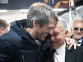 El ministro Urtasun se abraza a Joan Laporta