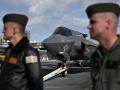 Un avión de combate F-35B Lightning II del Escuadrón de Ataque y Caza de la Infantería de Marina (VMFA) 242 en la cubierta de vuelo de USS America