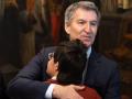 Alberto Núñez Feijóo abrazo a un niño con síndrome de Down