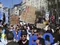 Los médicos comienzan este lunes la segunda semana de huelga por las calles de Madrid con el diálogo roto entre el Ministerio de Sanidad y los seis sindicatos convocantes, que reclaman un estatuto marco propio que regule las particularidades de la profesión médica, independiente del resto del personal sanitario
