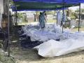 Integrantes del Ejército Nacional de Colombia realizan este martes, labores de identificación de los cuerpos de los soldados fallecidos tras un accidente de una aeronave de la Fuerza Aeroespacial Colombiana, en Puerto Leguízamo (Colombia).