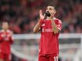 Mohamed Salah aplaudiendo a los aficionados del Liverpool durante un partido de esta temporada