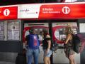 (Foto de ARCHIVO)
Varias personas en una máquina de venta de billetes en la estación Madrid-Atocha Cercanías, a 8 de agosto de 2022, en Madrid (España). Renfe abre hoy el registro en su web para que los clientes puedan solicitar el abono gratuito, que comenzará a funcionar a partir del 24 de agosto para los trenes de Cercanías, Rodalies y Media Distancia. Este registro es necesario para que los viajeros frecuentes o recurrentes de estos servicios puedan adquirir su nuevo abono, bonificado al 100%. El registro estará abierto a través de la propia web de Renfe y del conjunto de sus aplicaciones.

Jesús Hellín / Europa Press
08 AGOSTO 2022;MADRID;ESTACIÓN ATOCHA CERCANÍAS;RENFE;ABONO;GRATIS
08/8/2022