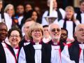 La ceremonia de confirmación de la elección de la 106.ª arzobispa de Canterbury, la Muy Reverenda y Muy Honorable Dame Sarah Mullally, se celebra en la catedral de San Pablo. 

This is the service at which the Archbishop-Elect will legally become the Archbishop of Canterbury. Bishop Sarah was elected by the College of Canons of Canterbury Cathedral on 25 November 2025. The Confirmation of that election is a legal process which takes place within an act of worship. It will be followed by an Installation service at Canterbury Cathedral on 25th March that will mark the start of Archbishop Sarah's public ministry. 

Dame Sarah Mullally has officially taken up the post as Archbishop of Canterbury in a service in St Paul's Cathedral, making her the first woman to serve as top minister of the Anglican Church. The service was interrupted by a heckler but by that stage there could be no disagreements and the process, as set out by the act of 1533, had been met and would proceed.
Confirmation of Election for the Archbishop of Canterbury, St Pauls Cathedral, London, UK - 28 Jan 2026
The Confirmation of Election for the 106th Archbishop of Canterbury, The Rt Revd and Rt Hon Dame Sarah Mullally, will be held at St Paul's Cathedral. This is the service at which the Archbishop-Elect will legally become the Archbishop of Canterbury. Bishop Sarah was elected by the College of Canons of Canterbury Cathedral on 25 November 2025. The Confirmation of that election is a legal process which takes place within an act of worship. It will be followed by an Installation service at Canterbury Cathedral on 25th March that will mark the start of Archbishop Sarah's public ministry. *** Local Caption *** .