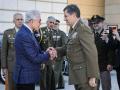 El embajador de Estados Unidos en España, Benjamín León, saluda al jefe de Estado Mayor del Ejército de Tierra (JEME), general Amador Enseñat y Berea