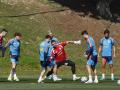 Unai Simón (c) y Joan García (2i) durante el entrenamiento de la selección en Las Rozas