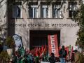 Varias personas durante una concentración, en la sede de la AEMET