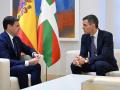 Pedro Sánchez y el lendakari, Imanol Pradales, este viernes en la Moncloa