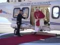 León XIV desciende de su helicóptero al llegar a la pista del helipuerto de Mónaco
