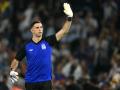 Emiliano 'Dibu' Martínez saluda a los aficionados argentinos presentes en La Bombonera