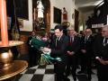 El presidente de la Junta de Andalucía, Juanma Moreno (1i), realiza una ofrenda floral a los titulares de la Hermandad del Santísimo Cristo de San Agustín, una de las cofradías más esperadas del Lunes Santo Granadino. A 30 de marzo de 2026 en Granada (Andalucía, España). La Hermandad de San Agustín tiene prevista su salida desde la Iglesia del monasterio del Santo Ángel Custodio a las 20,30h de este Lunes Santo, para ser la décima corporación en solicitar la ‘venia’ en el palquillo de paso y completar se Estación de Penitencia a la Santa Iglesia Catedral.

Arsenio Zurita / Europa Press
30/3/2026