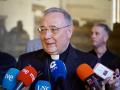El obispo de León, Luis Ángel de las Heras, recibe al grupo de internos del Centro Penitenciario de Mansilla de las Mulas y del Centro de Inserción Social-CIS ‘Jesús Haddad’ que participarán como braceros en la Procesión del Perdón