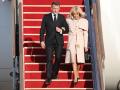 El presidente francés Emmanuel Macron (izquierda) y su esposa Brigitte Macron (derecha) bajan del avión tras su llegada a la base aérea de Seongnam, en Seúl