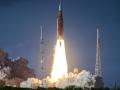 El cohete Space Launch System (SLS) que transporta la cápsula Orion para la misión Artemis II despega desde la plataforma de lanzamiento 39B del Centro Espacial Kennedy en Titusville, Florida, EE.UU.