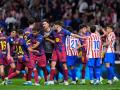 Los jugadores del Barcelona y del Atlético de Madrid en el pasado encuentro de Liga