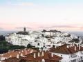 Vista panorámica al atardecer del pueblo blanco de Vejer de la Frontera