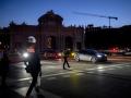 Una mujer con una linterna en la Puerta de Alcalá tras el apagón eléctrico, a 28 de abril de 2025, en Madrid.