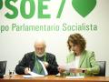 La candidata del PSOE-A, María Jesús Montero, junto al portavoz de Mareas Blancas, este miércoles en la firma de un manifiesto