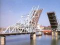 El Puente de Alfonso XIII, en su ubicación original (archivo)